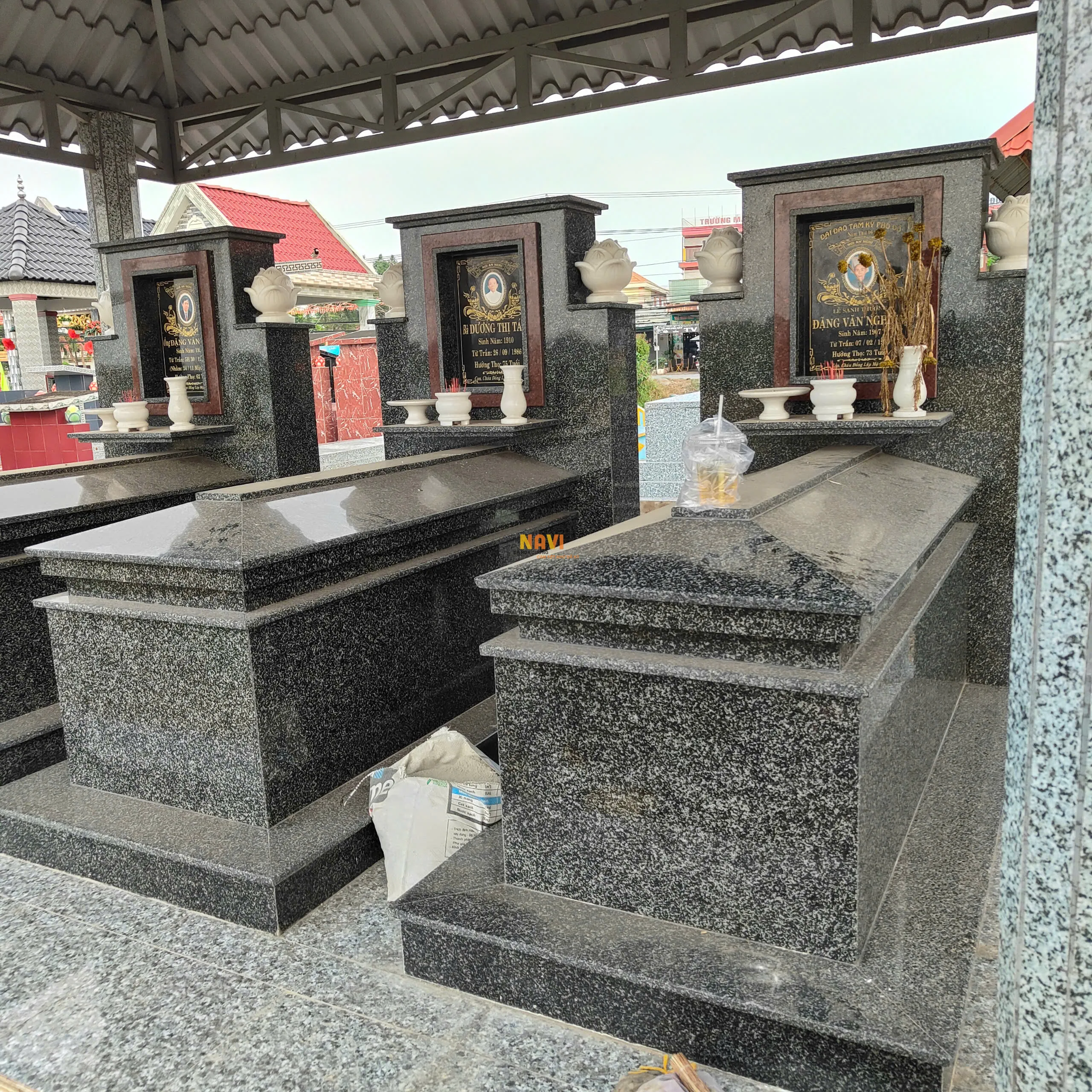 Mẫu mộ bia ốp đá hoa cương 	16 