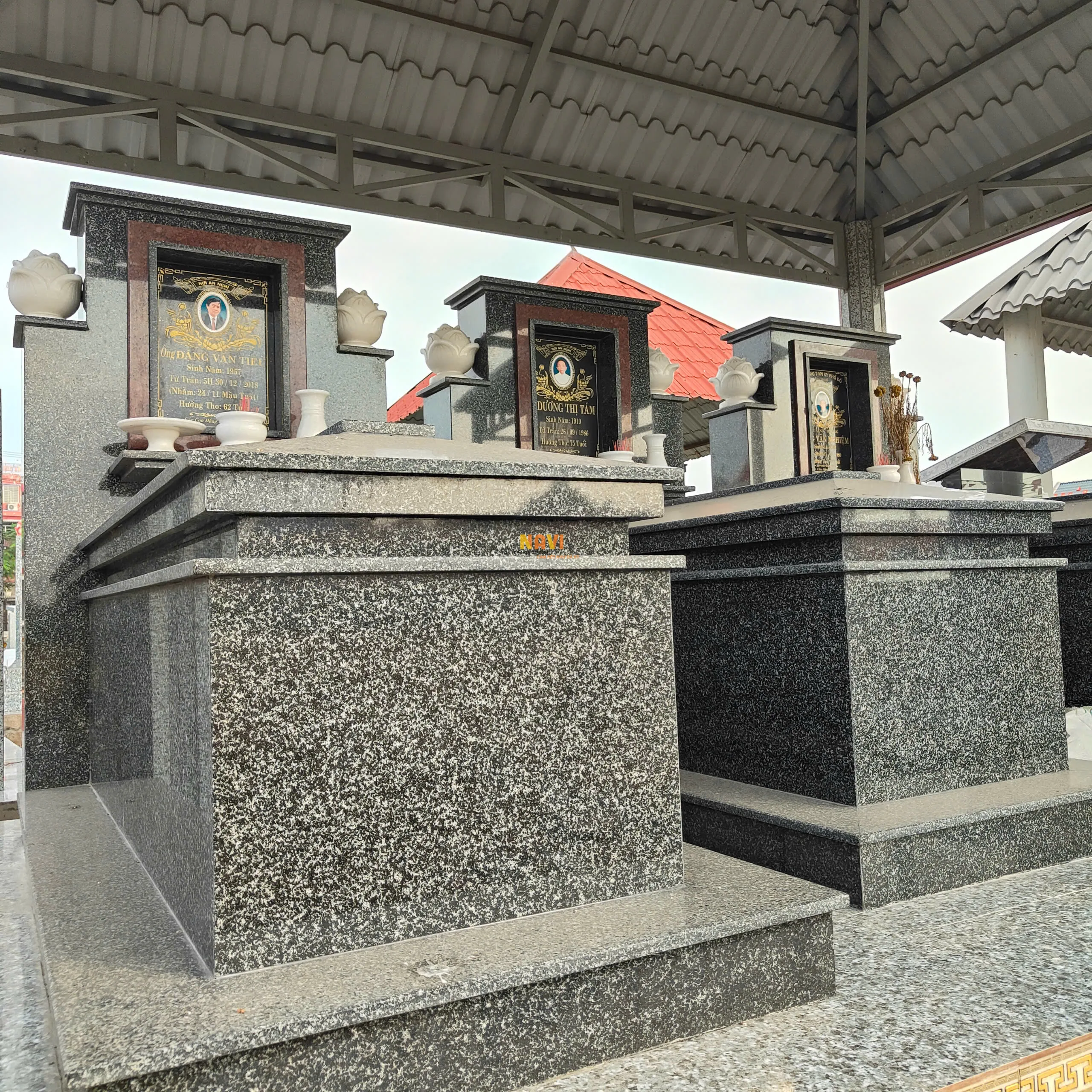 Mẫu mộ bia ốp đá hoa cương 	21 