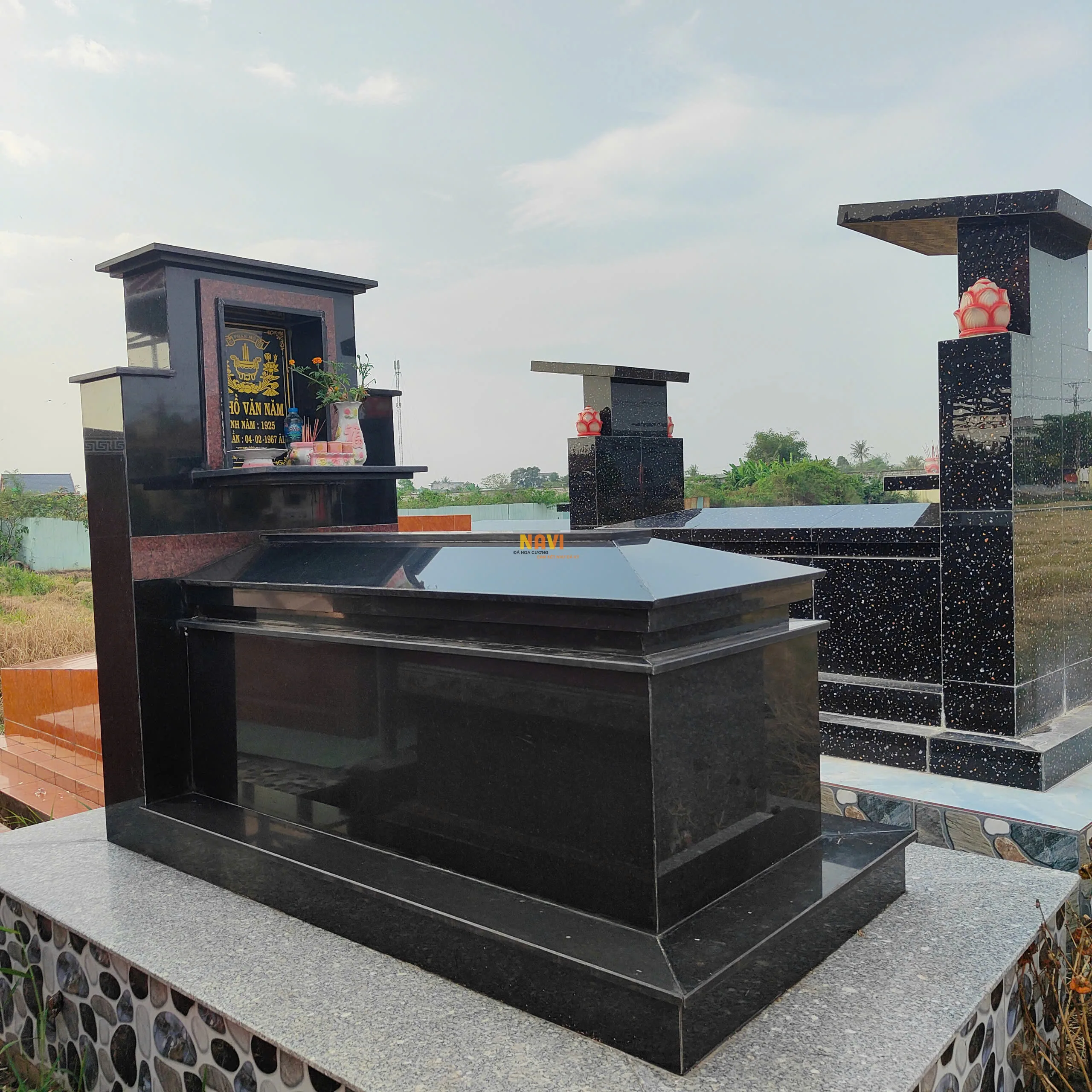 Mẫu mộ bia ốp đá hoa cương 	25 