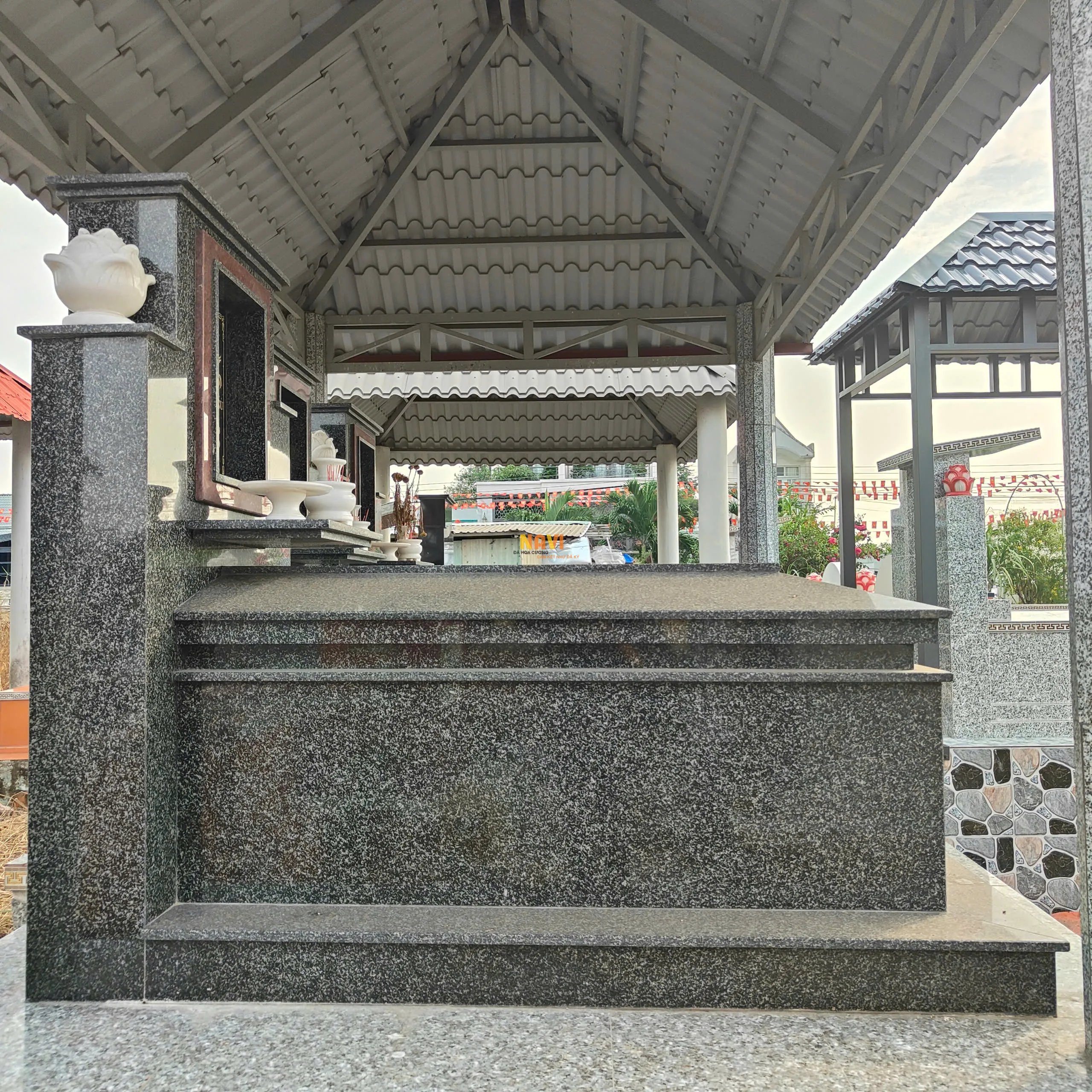 Mẫu mộ bia ốp đá hoa cương 	26 