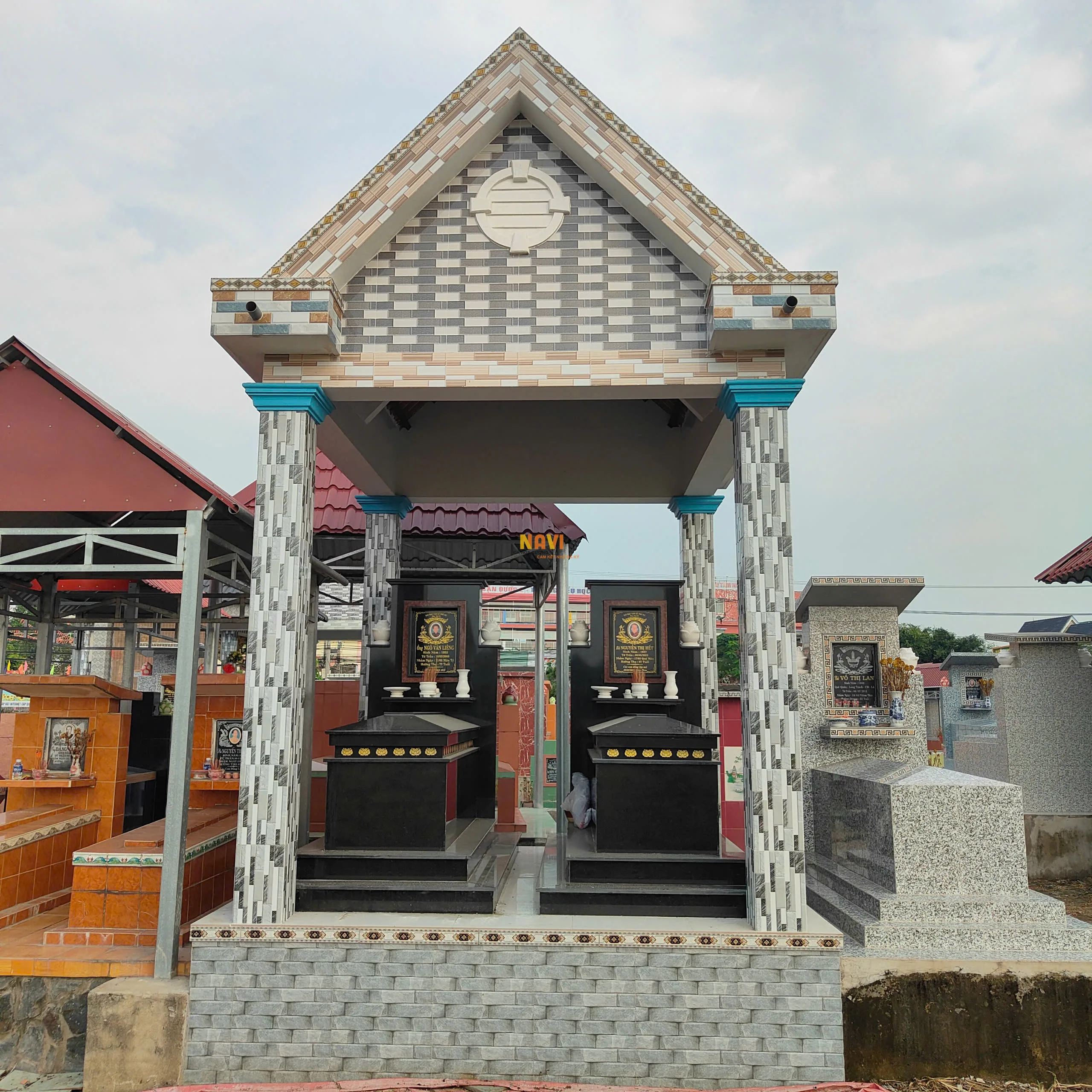 Mẫu mộ bia ốp đá hoa cương 	27 