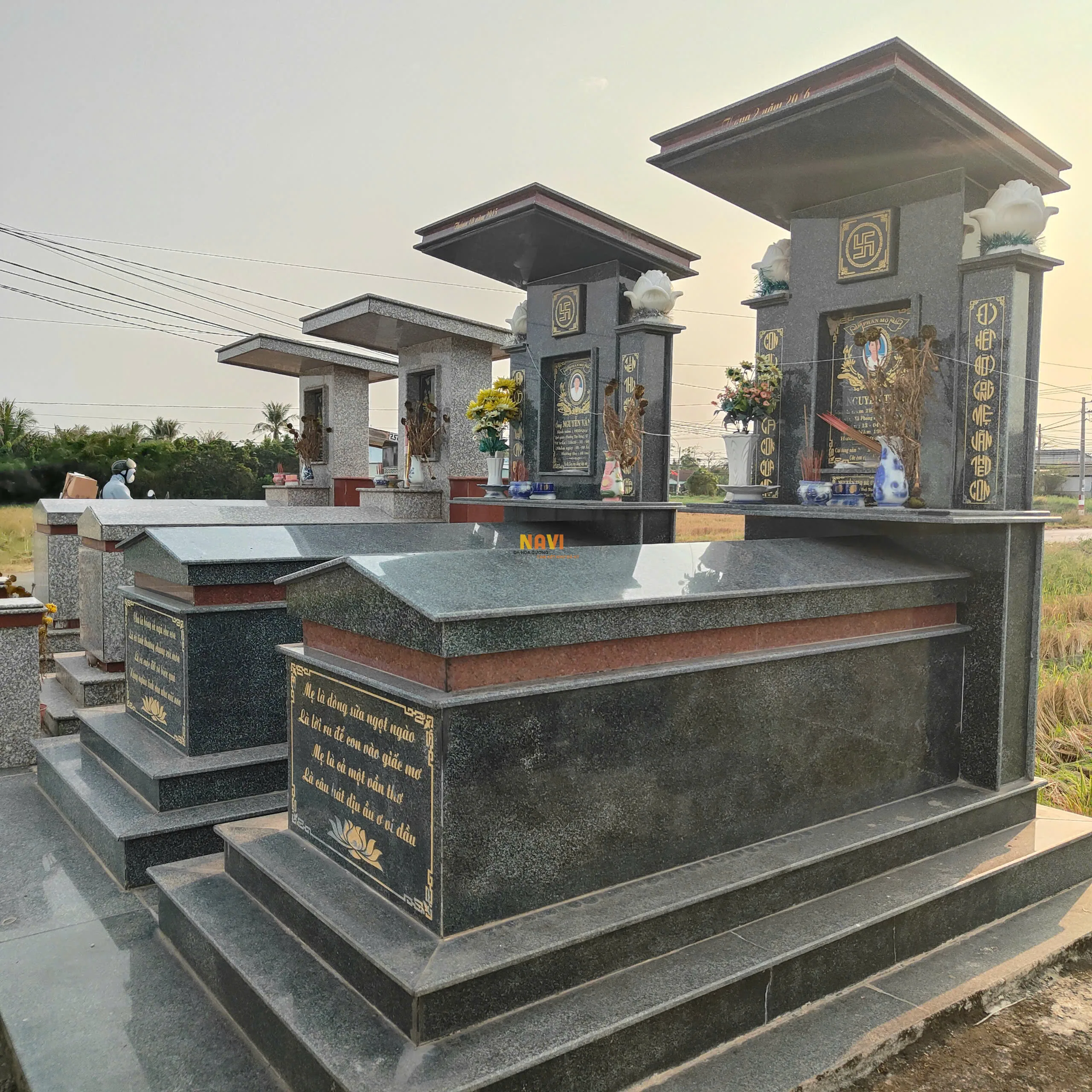 Mẫu mộ bia ốp đá hoa cương 	29 